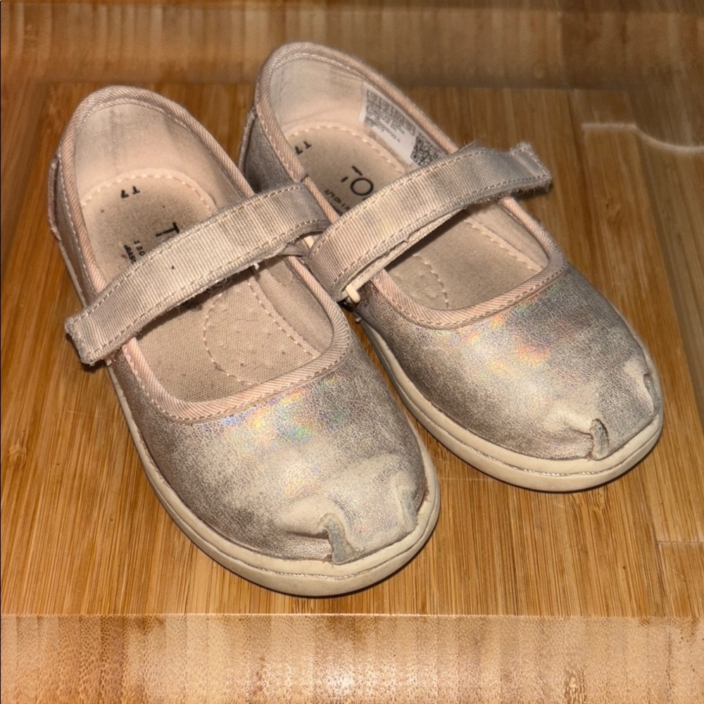 Stylish Kids' Mary Jane Shoes in Shimmering Gold